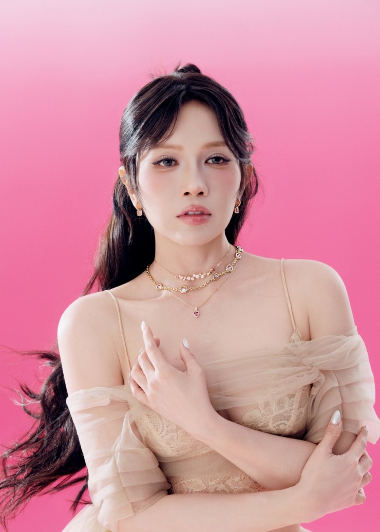 Không chỉ ghi điểm ở khả năng diễn xuất, Khả Như còn gây ấn tượng mạnh với nhan sắc đời thường, thậm chí được nhận xét là xinh đẹp hơn nhiều so với trên màn ảnh.&nbsp;Sở hữu vóc dáng cân đối, gợi cảm giúp cô tự tin chinh phục nhiều phong cách thời trang khác nhau.