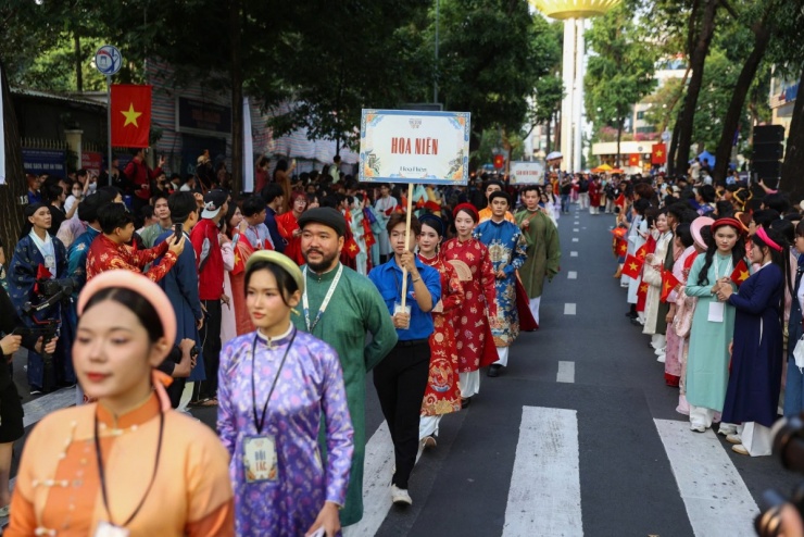 1.000 bạn trẻ mặc cổ phục diễu hành tại TP HCM - 1