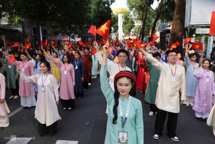 Các bạn trẻ biểu diễn cổ phục. Video: Hoàng Dung