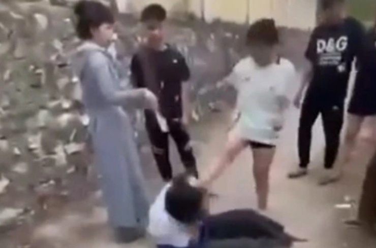 Hình ảnh nữ sinh bị đánh giữa đường.