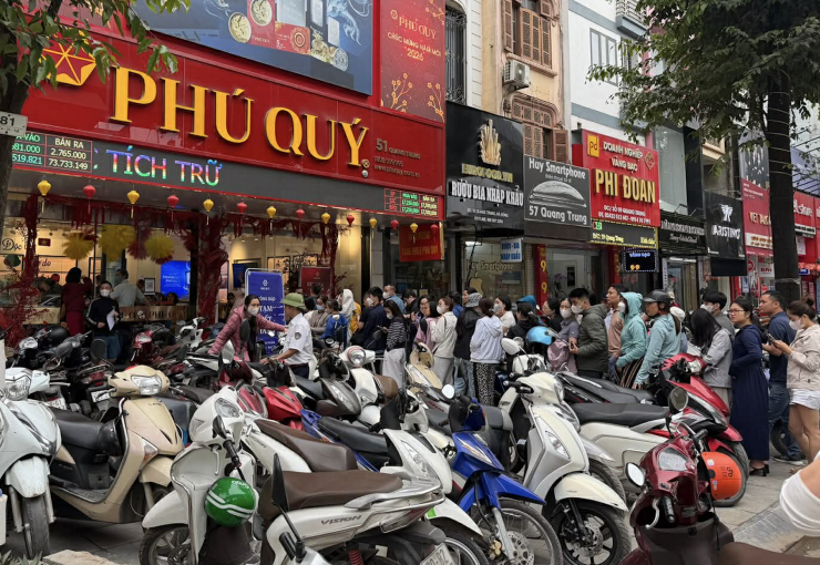 Người dân đổ xô đi "bắt đáy" bạc sau một tuần giá sập mạnh. Ảnh: TN