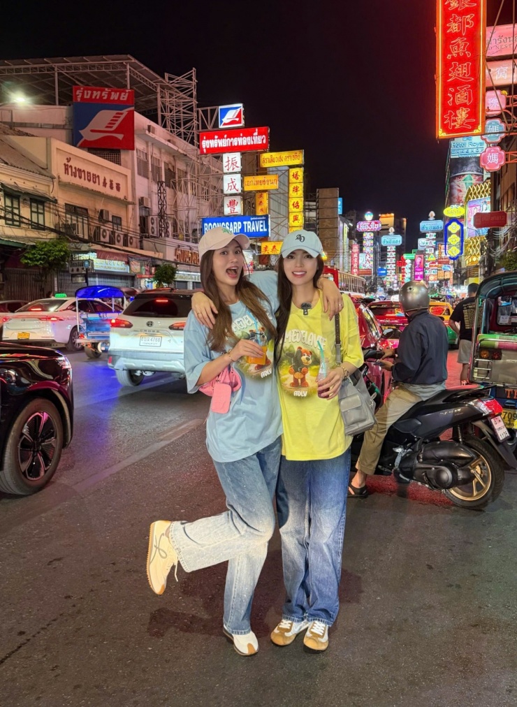 Kỳ Duyên - Thiên Ân sắm loạt đồ đôi giá bình dân dạo phố Thái Lan - 1