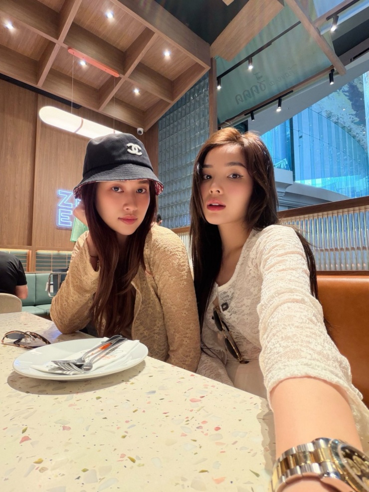 Kỳ Duyên - Thiên Ân sắm loạt đồ đôi giá bình dân dạo phố Thái Lan - 4