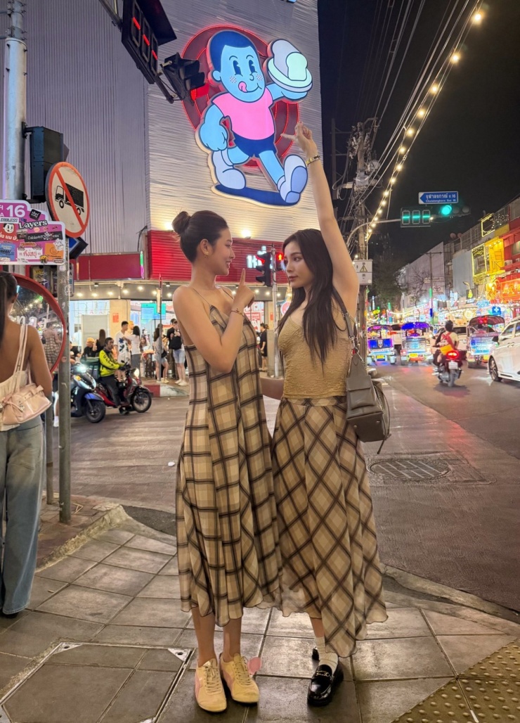 Kỳ Duyên - Thiên Ân sắm loạt đồ đôi giá bình dân dạo phố Thái Lan - 5