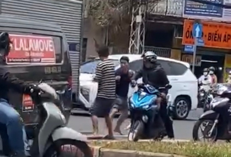 Hình ảnh hai tài xế lao vào đánh nhau giữa đường.