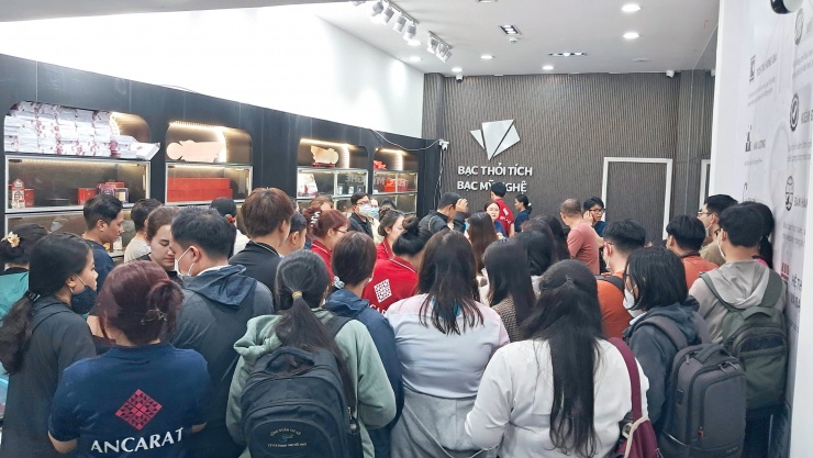 Nhiều người xếp hàng mua bạc ở vùng đỉnh lịch từ 120 - 130 triệu đồng/kg hồi đầu năm 2026