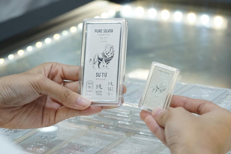 Giá bạc trong nước giảm mạnh theo giá thế giới