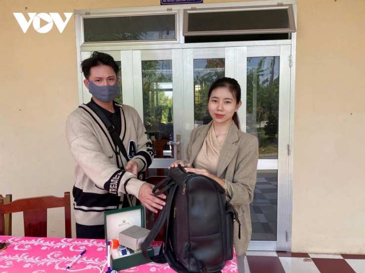 Nghĩa cử của phụ nữ nhặt được tài sản có giá trị trả lại cho người bị mất rất đáng biểu dương