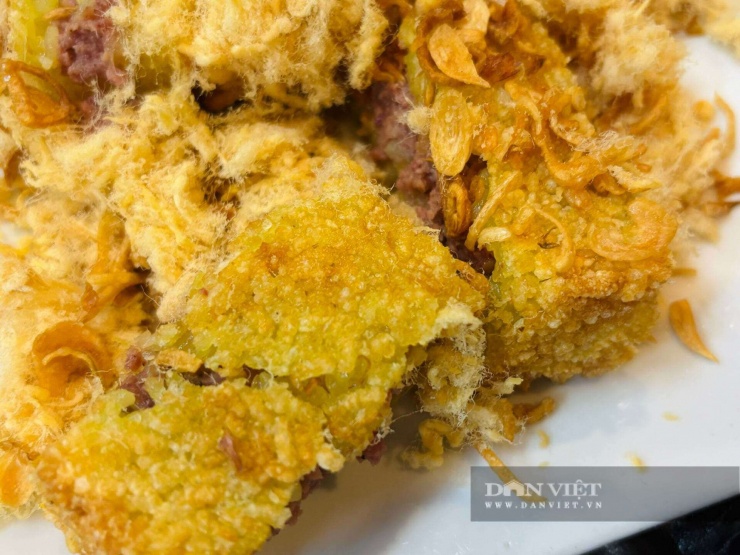 Xôi chiên pate sẽ ngon hơn khi ăn kèm hành phi và thịt ruốc. Ảnh: Nhật Hà