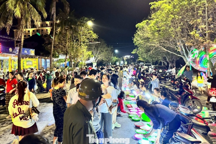 Chợ bán mực nháy dọc tuyến đường dẫn ra đảo Lan Châu (phường Cửa Lò, tỉnh Nghệ An) họp từ khoảng 19h đến nửa đêm, có hôm kéo dài tới 1h sáng. Dọc vỉa hè, người bán trải chậu mực tươi rói vừa được câu từ biển lên, tạo nên khung cảnh mua bán sôi động, tấp nập. Không lều bạt, không bàn ghế, mỗi người chọn một khoảng vỉa hè, tay cầm đèn pin soi sáng để khách dễ chọn, đồng thời làm những con mực ánh lên lấp lánh, bắt mắt.