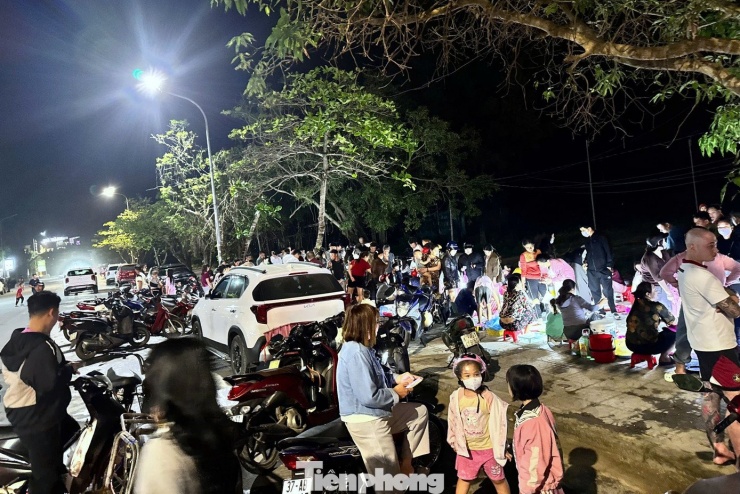 Giữa ánh đèn pin chập chờn, tiếng mặc cả rôm rả và dòng người tấp nập, “chợ không giá” này đang trở thành điểm hẹn không thể bỏ qua mỗi khi đêm xuống ở phố biển Cửa Lò.