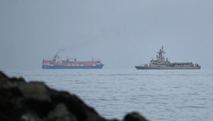 Iran nói eo biển Hormuz vẫn mở cho tàu thuyền của các nước, trừ "kẻ thù" - 1