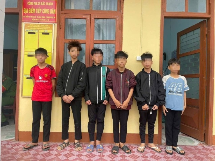 Các đối tượng ném đá làm vỡ kính xe tải.