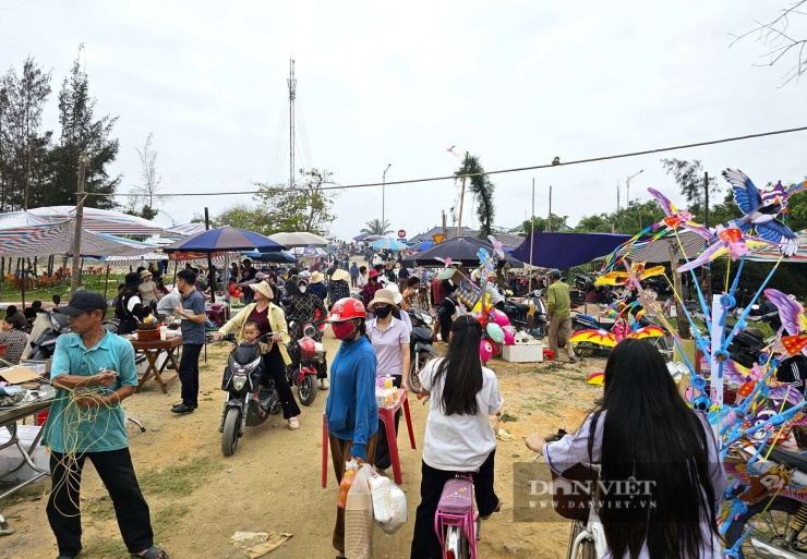 Mới đầu giờ chiều, dọc theo tuyến đường ven biển đoạn qua xã Hải Châu, tỉnh Nghệ An đã tấp nập. Dòng người tìm về đây để được thưởng thức món cá trích nướng thơm phức đang nổi rần rần trên mạng xã hội. Ảnh: N.T