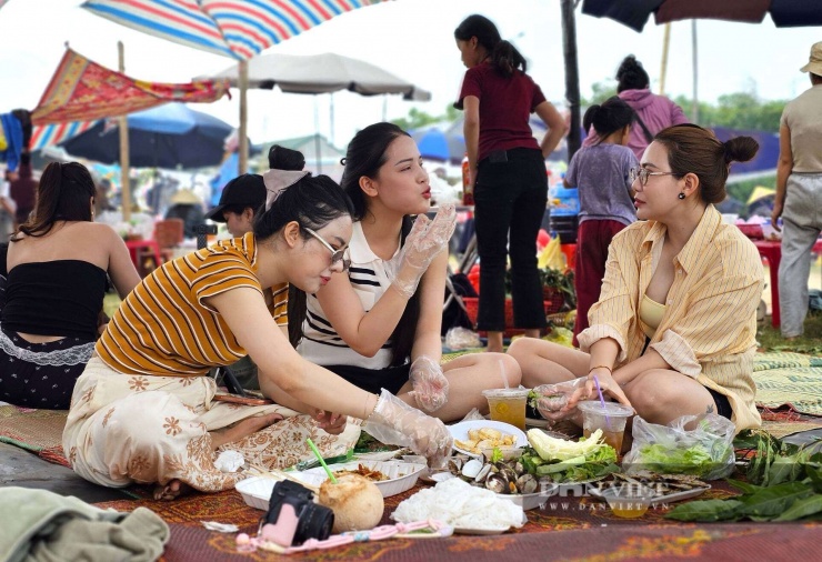 Nhiều "hot girl" cũng tìm về đây để được thưởng thức những món ăn mang hương vị của biển. Đặc biệt, món cá trích nướng là không thể thiếu. Ảnh: N.T