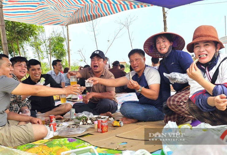 Chỉ với chiếc bạt che, manh chiếu trải tạm trên nền cát, nơi đây trở thành địa điểm lý tưởng để ngồi thưởng thức món cá trích nướng thơm phức, cùng các loại hải sản tươi rói. Ngồi bên bãi biển thưởng thức hải sản nướng than hoa khiến nhiều người thích thú. Ảnh: N.T