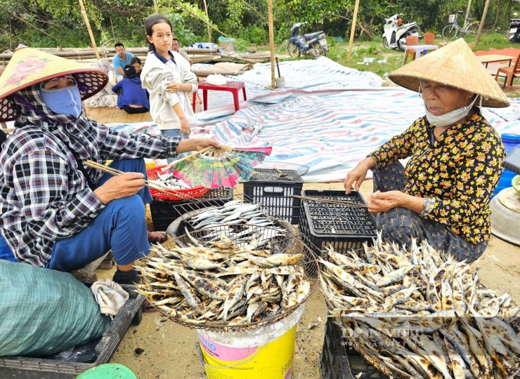 Cá trích xưa kia được bán với giá rẻ, là món ăn của nhà nghèo. Loài cá này được chứng minh giàu&nbsp;omega 3, nhiều chất dinh dưỡng tốt cho sức khỏe. Vì thế, thời gian gần đây loài cá này được nhiều người tìm, thưởng thức. Ảnh: N.T