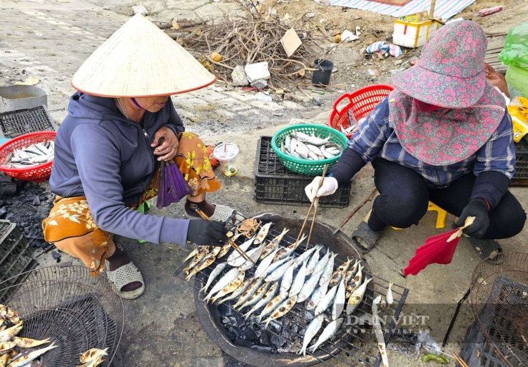 Cá trích chỉ cần rửa sạch là có thể nướng ngay trên than hoa đang đỏ rực, tỏa mùi hương thơm phức. Ảnh: N.T