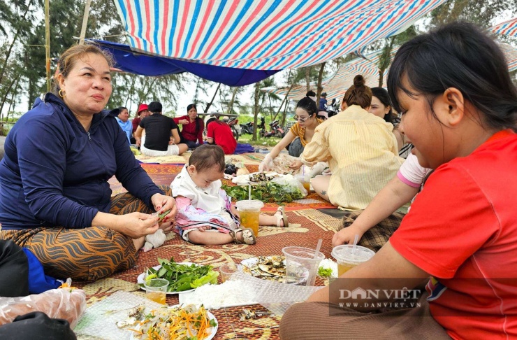 Du khách khắp nơi tìm về bãi biển xã Hải Châu, tỉnh Nghệ An thưởng thức món cá trích giúp người dân nơi đây có thêm nguồn thu nhập. Ảnh: N.T