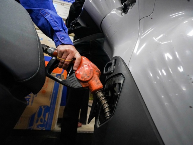 Bộ Chính trị yêu cầu đảm bảo nguồn cung, ổn định giá xăng dầu