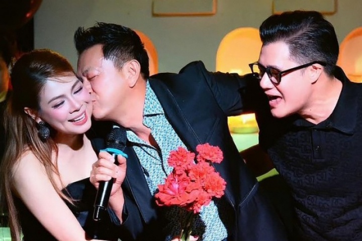 Ảnh sao 22/3: Ông xã hôn Thanh Thảo khi đứng bên Quang Dũng