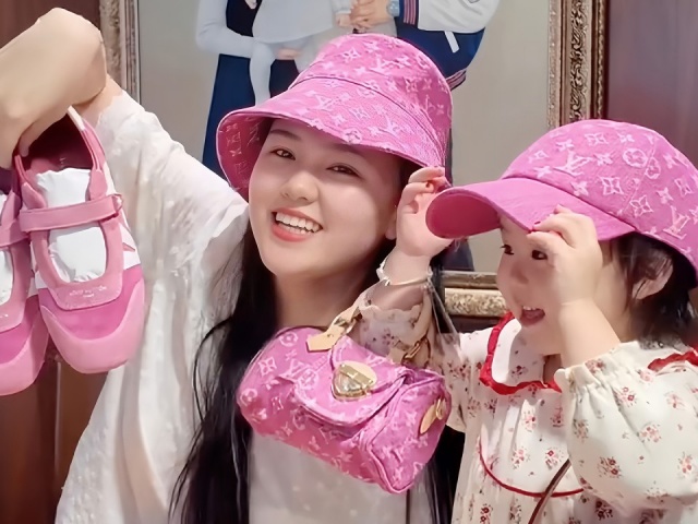 Vợ Duy Mạnh 'đập hộp' 5 món đồ hiệu hơn 200 triệu đồng