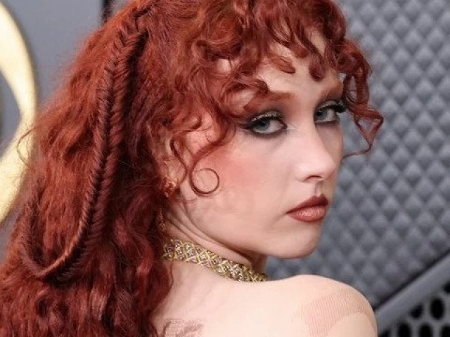 Nữ ca sĩ hở bạo bất ngờ bị cấm diễn