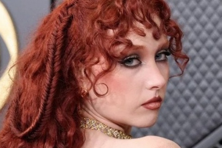 Nữ ca sĩ hở bạo bất ngờ bị cấm diễn