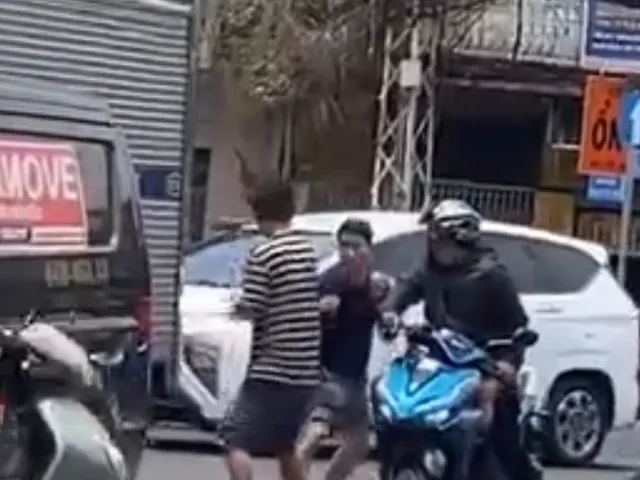 Hai tài xế đánh nhau chảy máu đầu giữa đường ở TPHCM