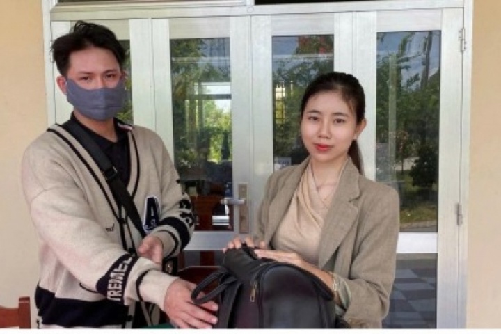 Một phụ nữ nhặt được đồng hồ Rolex, nhẫn, trang sức, trả lại cho người đánh rơi