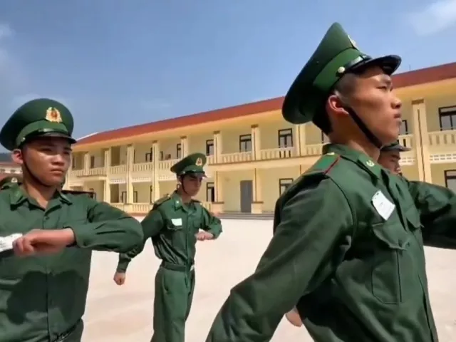 Tân binh Biên phòng rèn tập những bài học đầu tiên trong quân ngũ
