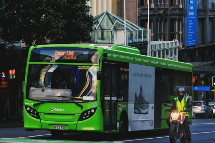 Thiếu niên 15 tuổi trộm xe buýt, lái hơn 130km để đưa bạn gái đến trường