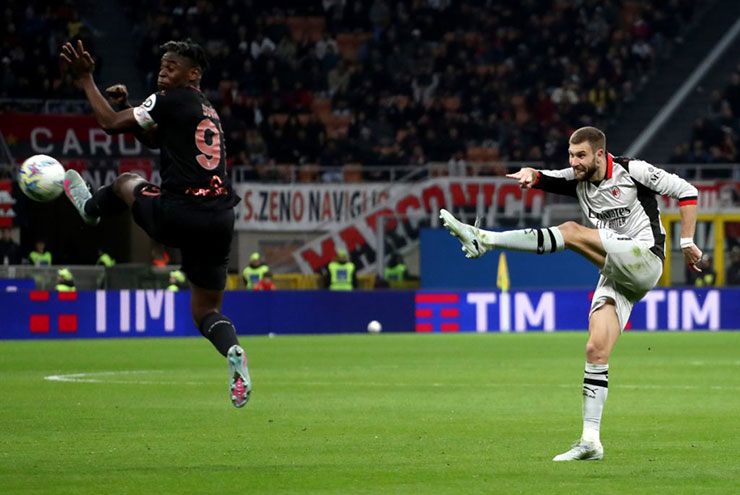 AC Milan thắng nhọc màn rượt đuổi 5 bàn, Juventus ôm sầu vì "người nhện" (Serie A)