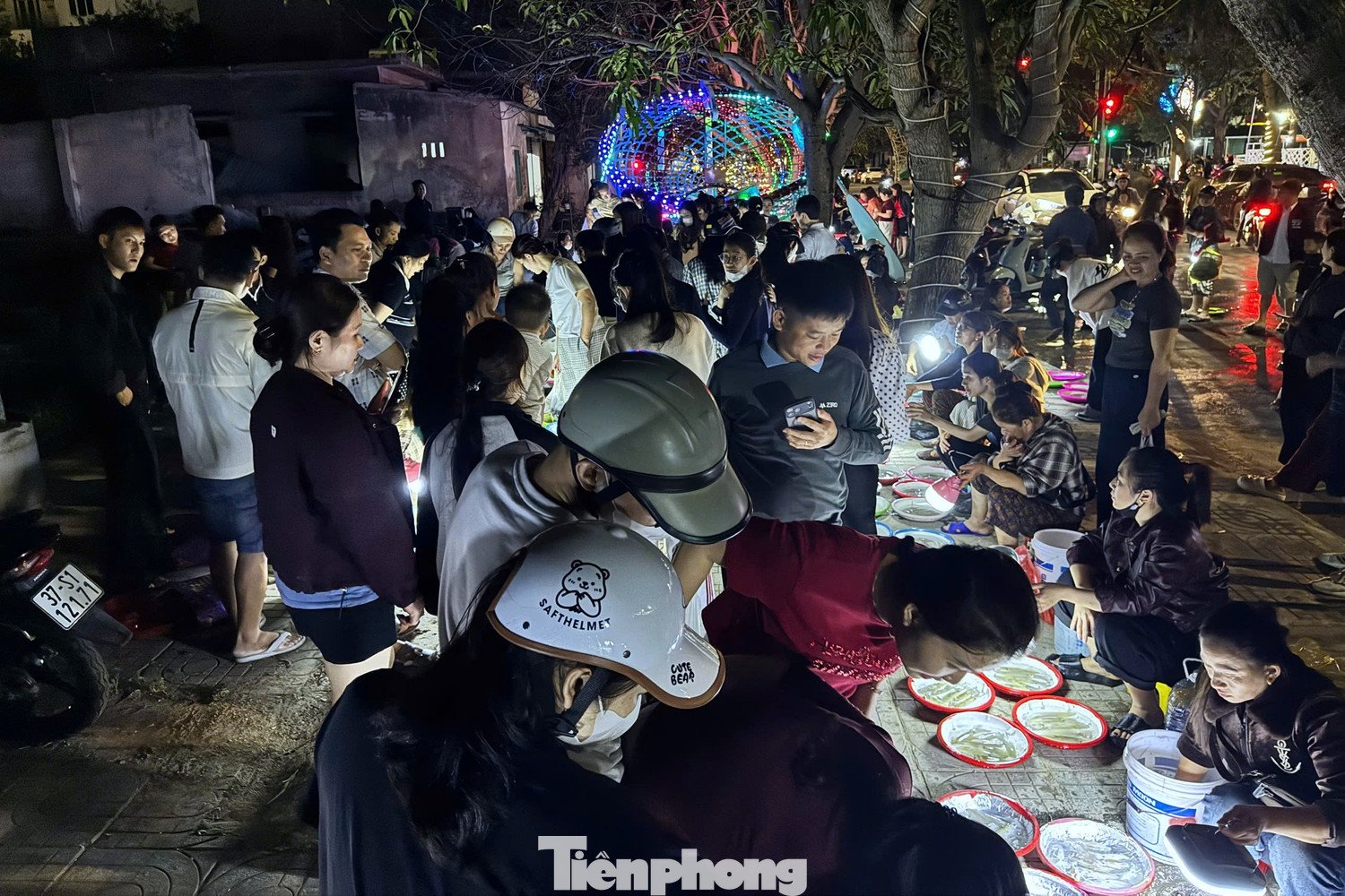 Ngày cuối tuần, lượng khách đổ về đông khiến khu chợ càng thêm chật kín. Nhiều người phải len lỏi, chờ đợi mới chọn được mớ mực ưng ý.