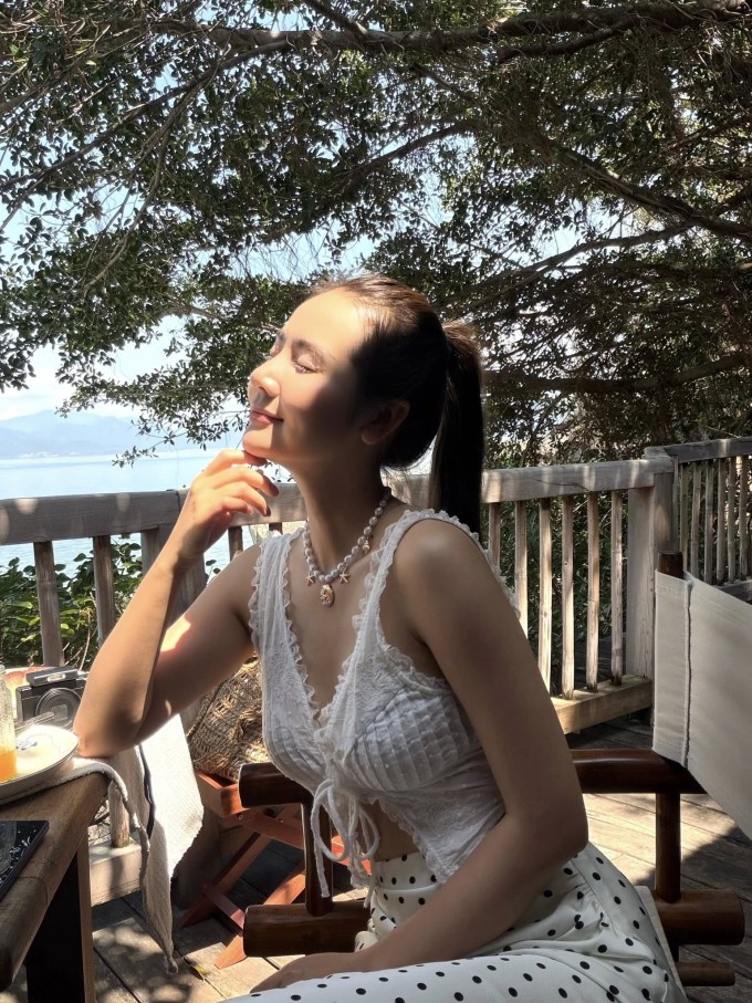 Phan Minh Huyền khoe body đồng hồ cát ở resort 5 sao - 7