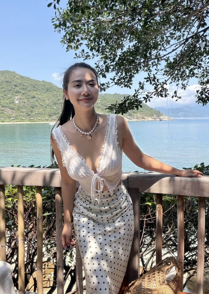 Phan Minh Huyền khoe body đồng hồ cát ở resort 5 sao - 6