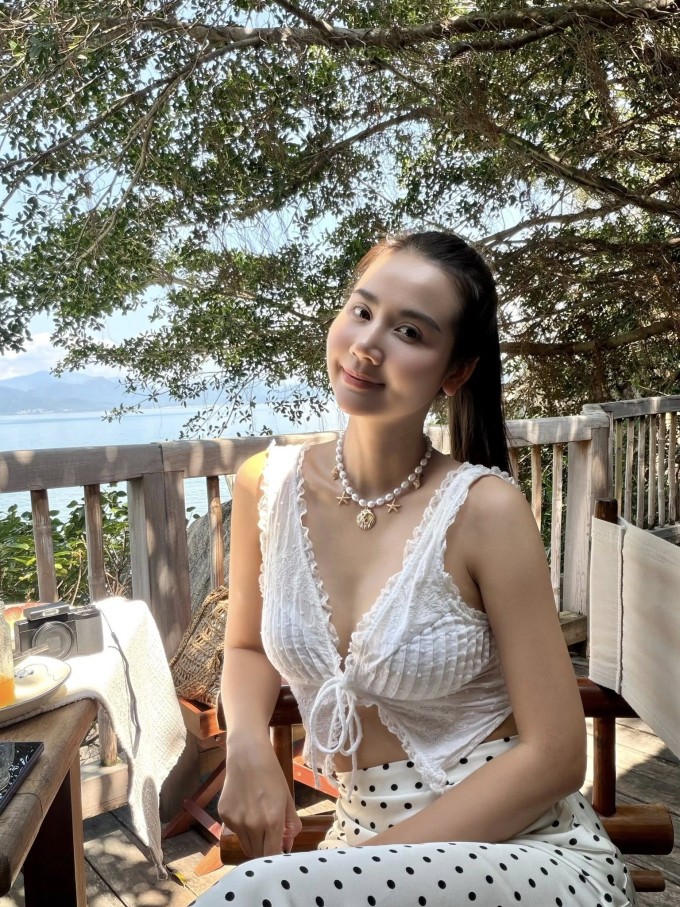 Phan Minh Huyền khoe body đồng hồ cát ở resort 5 sao - 5