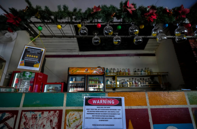 Cảnh báo về rượu được dán tại quầy bar ở nhà nghỉ Nana Backpack, Vang Vieng, Lào. Ảnh: AP