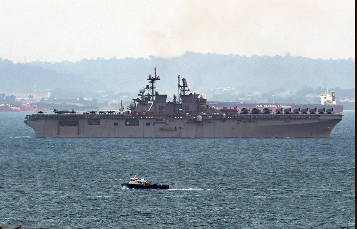 Tàu tấn công đổ bộ USS Tripoli băng qua eo biển Singapore ngày 17-3 trên đường đến Trung Đông. Ảnh: MILITARY AVIATION PHOTOGRAPHY SINGAPORE