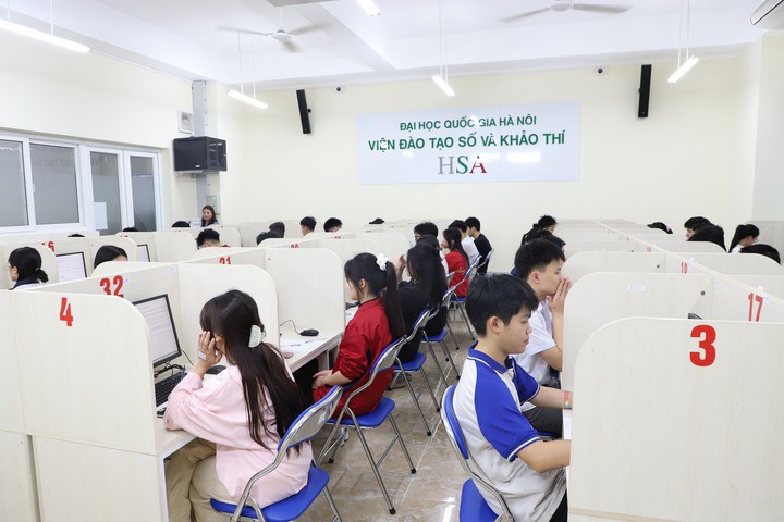 Thí sinh thi HSA 2026 điểm Viện Đào tạo số và Khảo thí tại Hòa Lạc. (Ảnh: VNU)