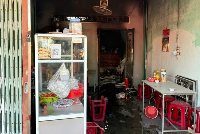 Phía trước căn nhà bà Mai Thị Nghi được cho thuê bán đồ ăn sáng, sau khi bán xong người bán khóa cửa lại đi về. Bà Nghi và các cháu đi lại bằng cửa sau nhà.