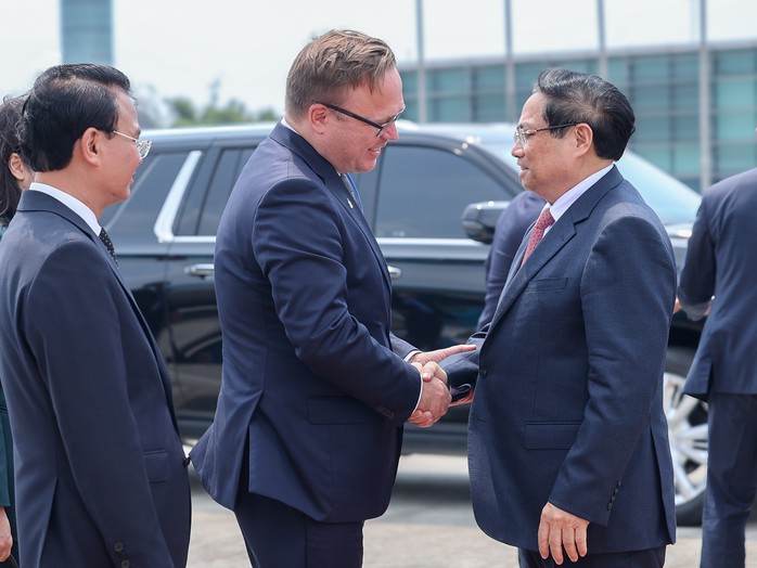 Tham tán Đại sứ quán Nga tại Việt Nam Ivan Nesterov tiễn Thủ tướng tại sân bay Nội Bài. Ảnh: VGP