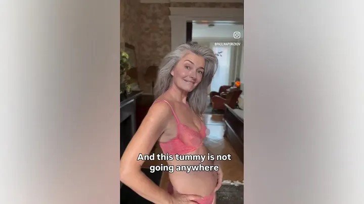 Paulina Porizkova đã phá vỡ những ảo ảnh của người mẫu bằng cách khoe bụng, điều mà cô coi là "huy hiệu danh dự" vì đã mang thai hai đứa con của mình.