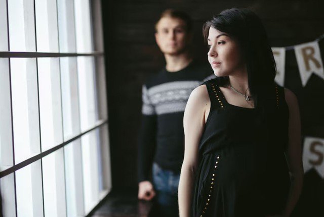 Một trong những dấu hiệu ngoại tình dễ nhận thấy là việc người vợ đột nhiên chăm chút ngoại hình hơn mức bình thường. Ảnh minh họa