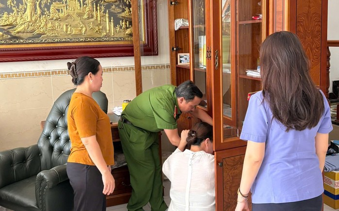 Cơ quan chức năng khám xét nhà bà Nguyễn Ngọc Tiền