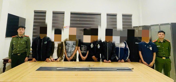 Các đối tượng cùng tang vật tại cơ quan điều tra (Ảnh Công an Hà Tĩnh cung cấp)