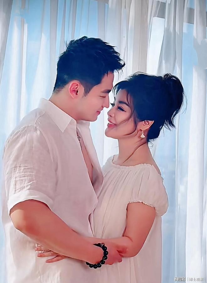 Bà Yu Wenhong bên chồng trẻ. Ảnh: 163