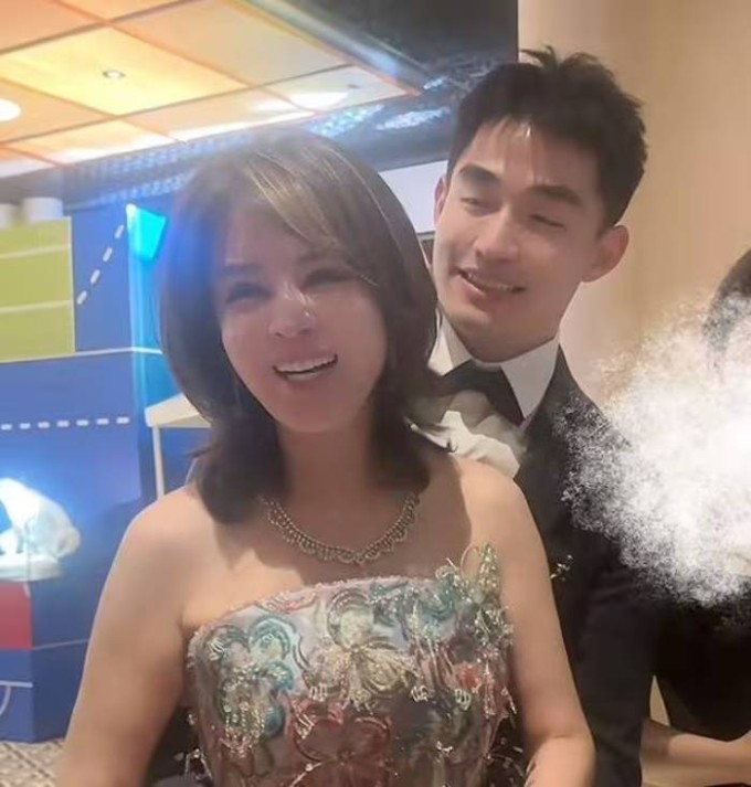 Chênh lệch tuổi tác khiến chuyện tình của họ thu hút sự chú ý của dư luận. Ảnh: 8days