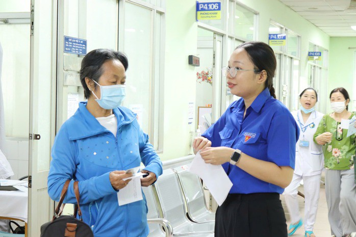 Người tham gia BHYT khi khám bệnh, chữa bệnh phải xuất trình thông tin về thẻ BHYT, giấy tờ chứng minh nhân thân