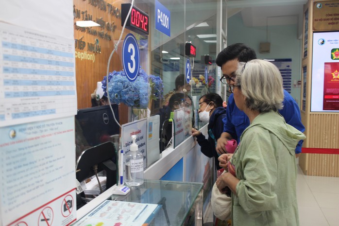 Người bệnh cung cấp thông tin mã số thẻ BHYT để cơ sở khám bệnh, chữa bệnh thực hiện tra cứu thông tin trên Cổng tiếp nhận dữ liệu của BHXH Việt Nam